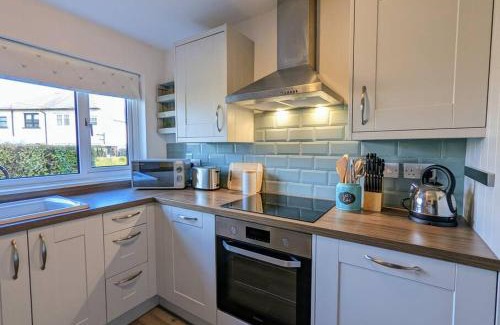 Carnoustie Casa | Parkview Cottage - Lovely home with cosy fireplace