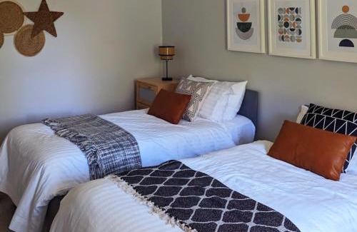 Carnoustie Casa | Parkview Cottage - Lovely home with cosy fireplace