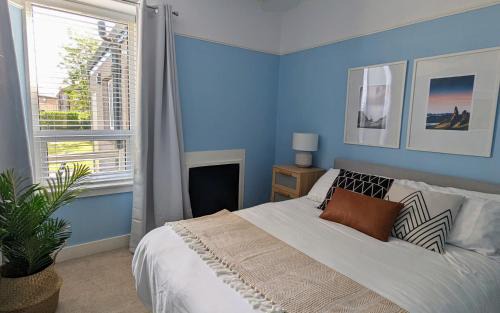 Carnoustie Casa | Parkview Cottage - Lovely home with cosy fireplace