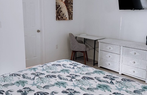 Alta Vista Casa | Parrot Paradise Sarasota +Low cleaning fee+ near Beach, Pinecraft, Airport.