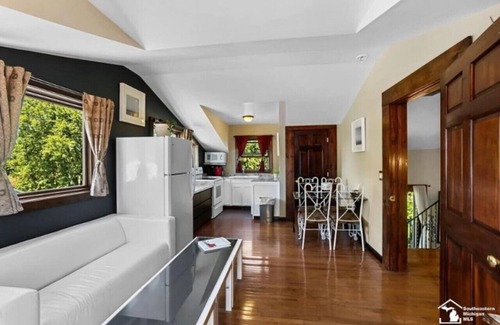 Luna Pier Casa | Part of Mini-Mansion, private, Lake Erie views