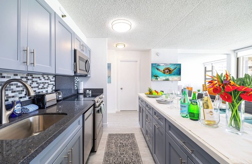 Waikiki Apartamento | Partial Ocean View Condo with King or Queen Bed and Parking
