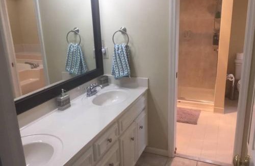 Marina del Rey Apartamento | Partial Ocean View Steps to the Pier