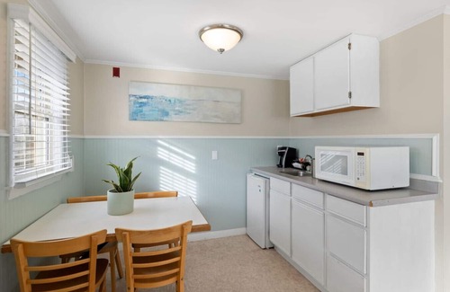 Falmouth Heights Condominio | Partial Ocean View Studio w/ Kitchenette & Shared Deck (105)