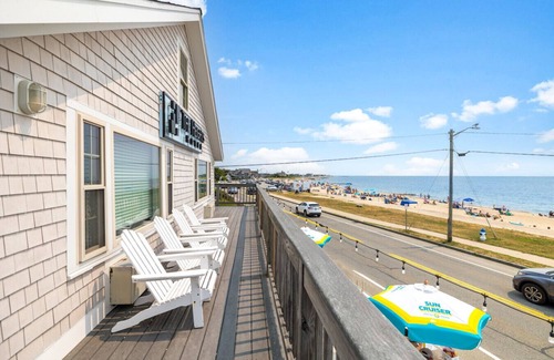 Falmouth Heights Condominio | Partial Ocean View Studio w/ Kitchenette & Shared Deck (105)
