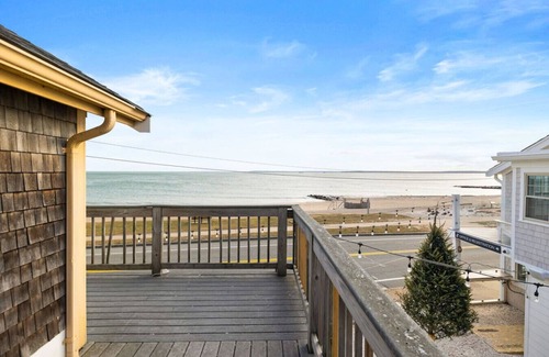 Falmouth Heights Condominio | Partial Ocean View Studio w/ Kitchenette & Shared Deck (105)