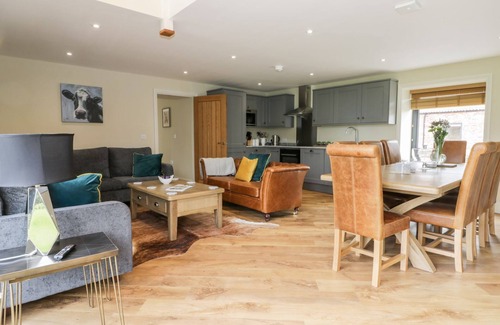 Mappleton Casa | PARTRIDGE PLACE, pet friendly, with hot tub in Burton Pidsea
