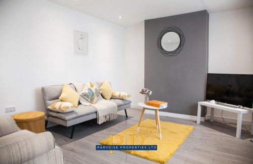 Newcastle-Under-Lyme Apartamento | Parydise Presents The Knutton House - Spacious 3BR Escape - Business Ready, Family Friendly