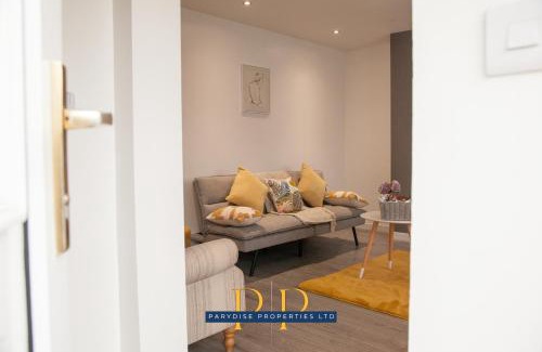 Newcastle-Under-Lyme Apartamento | Parydise Presents The Knutton House - Spacious 3BR Escape - Business Ready, Family Friendly