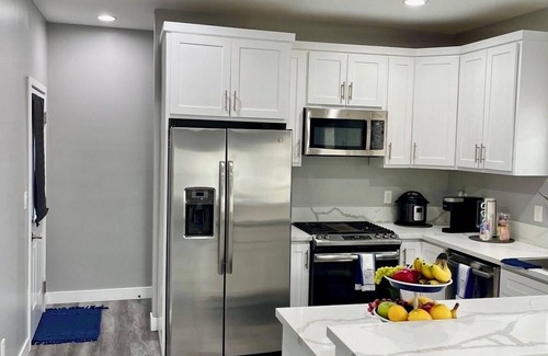 North Central Casa | Pasadena Retreat Walking Distance to Rose Bowl and Downtown.