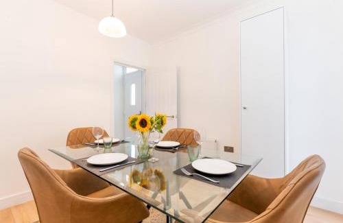 Tudor Casa | Pass the Keys Stunning 4Bed Oasis in Kingston With Parking