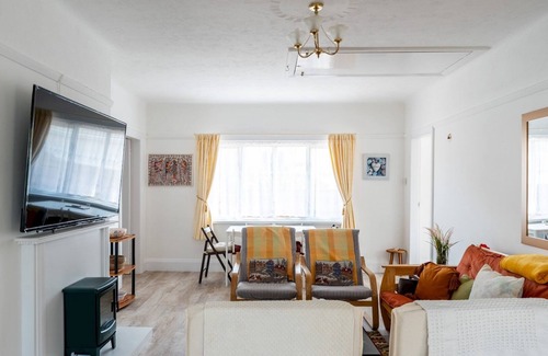Sandbanks Casa | Pass the Keys | 3 bedroom bungalow perfectly located parking