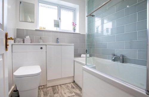 Shrewsbury Casa | Pass the Keys Cheerful and modern one bedroom home with parking