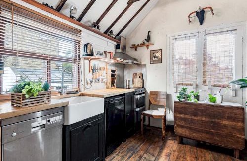 Harringay Casa | Pass the Keys Cosy Flat historic 1880 coach house North London