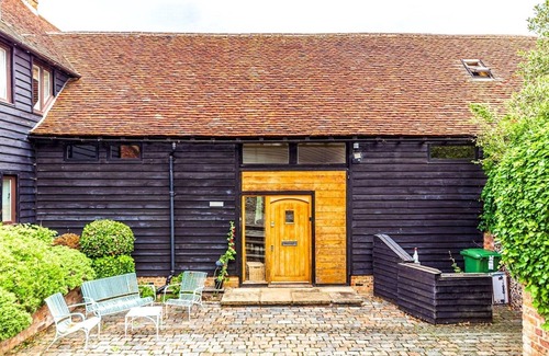 Hemel Hempstead Casa | Pass the Keys | The Chilterns Cruck Barn