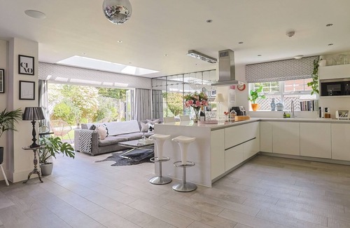 Winkfield Casa | Pass the Keys | Luxury Villa with Hot Tub - 5 minutes to Legoland