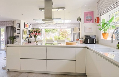 Winkfield Casa | Pass the Keys | Luxury Villa with Hot Tub - 5 minutes to Legoland