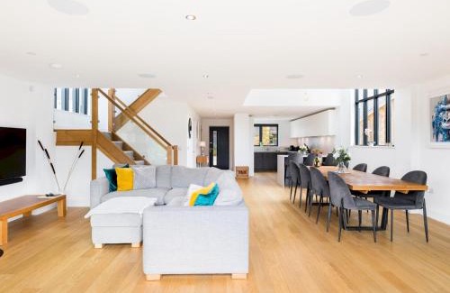 Cirencester Casa | Pass the Keys Minety Lake lodge hot tub games room