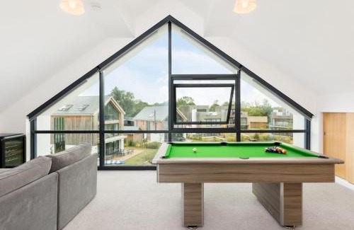 Cirencester Casa | Pass the Keys Minety Lake lodge hot tub games room