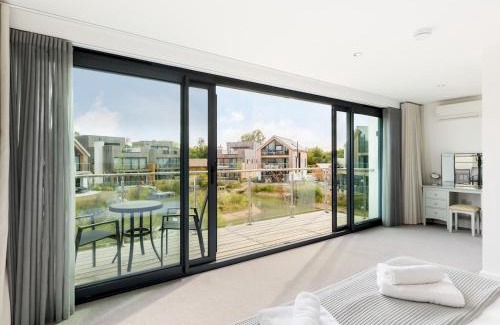 Cirencester Casa | Pass the Keys Minety Lake lodge hot tub games room