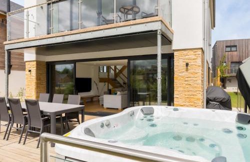 Cirencester Casa | Pass the Keys Minety Lake lodge hot tub games room