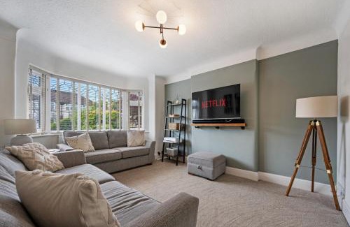 Didsbury Casa | Pass The Keys Picture Perfect Haven in Didsbury Village - Free Parking & EV Station