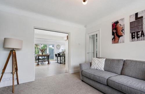 Didsbury Casa | Pass The Keys Picture Perfect Haven in Didsbury Village - Free Parking & EV Station