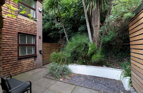 Greenwich West Casa | Pass the Keys Stylish 3-Bed Greenwich Retreat Garden Parking