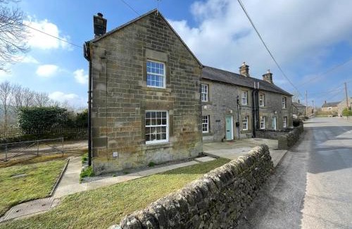Hulme End Casa | Pass the Keys The Old Shop Family Cottage for 6 & Furry Friends