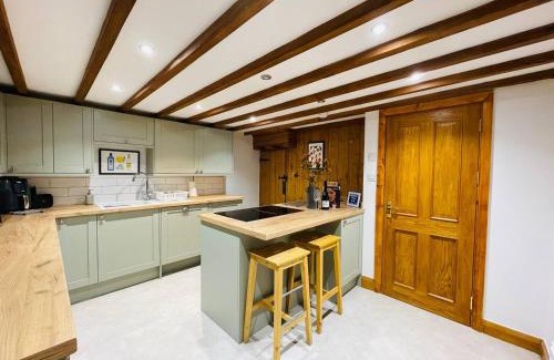 Hulme End Casa | Pass the Keys The Old Shop Family Cottage for 6 & Furry Friends