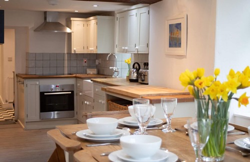 Llansteffan Casa | Pass the Keys | Walking distance to beach and castle. Sleeps 8.