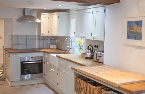 Llansteffan Casa | Pass the Keys | Walking distance to beach and castle. Sleeps 8.