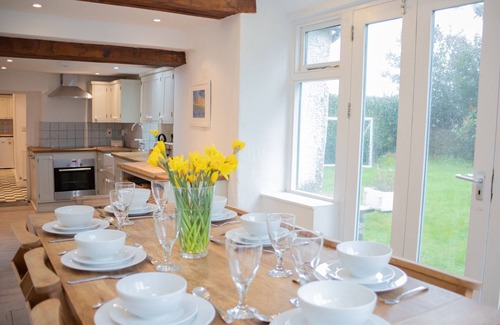 Llansteffan Casa | Pass the Keys | Walking distance to beach and castle. Sleeps 8.