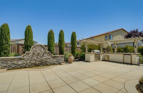 Manteca Casa | Patio and Outdoor Kitchen Manteca Family Home