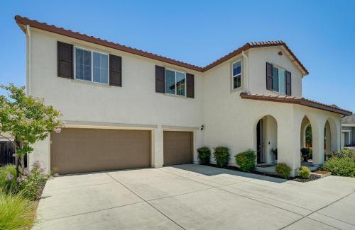 Manteca Casa | Patio and Outdoor Kitchen Manteca Family Home