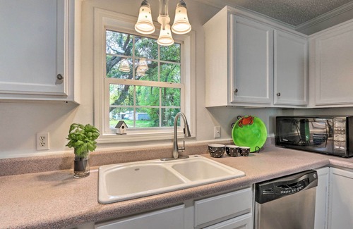 Olde Town Cabaña | Patio & Gas Grill: Charming Bluffton Escape!