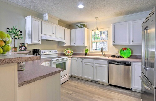 Olde Town Cabaña | Patio & Gas Grill: Charming Bluffton Escape!
