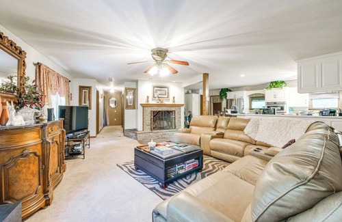 Fresno Casa | Patio & Nature Views: Fresno Getaway!