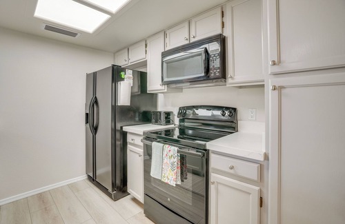 Westbrook Village Condominio | Patio + Pool Access: Golf Getaway in Peoria