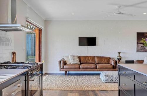 Newrybar Casa | Paul's Farmhouse - 4 BR rural retreat with views