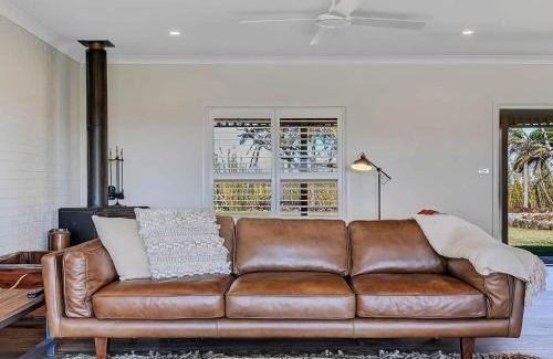 Newrybar Casa | Paul's Farmhouse - 4 BR rural retreat with views