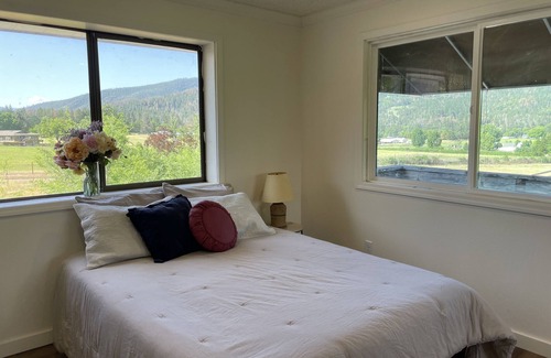 Jacksonville Otro | Peace and Tranquility! Vineyard Farmhouse Near Britt, Wineries, Shakespeare