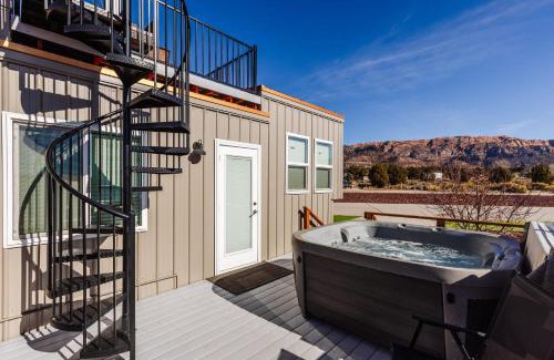 Apple Valley Casa | Peace and Tranquility private hot tub deck and bbq