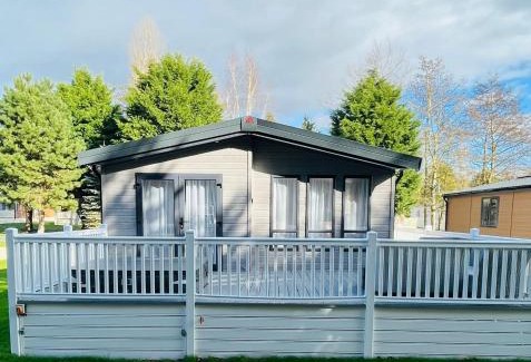 Allerthorpe Casa | Peace Lodge with Hot Tub