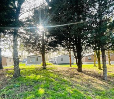 Allerthorpe Casa | Peace Lodge with Hot Tub