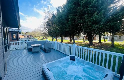 Allerthorpe Casa | Peace Lodge with Hot Tub