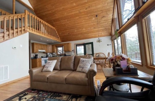 Unaka Chalet De Esquí | Peace, Quiet, Nature, Rivers, Mountains, Hiking & a Park-like fenced yard.