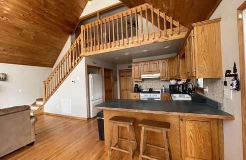 Unaka Chalet De Esquí | Peace, Quiet, Nature, Rivers, Mountains, Hiking & a Park-like fenced yard.