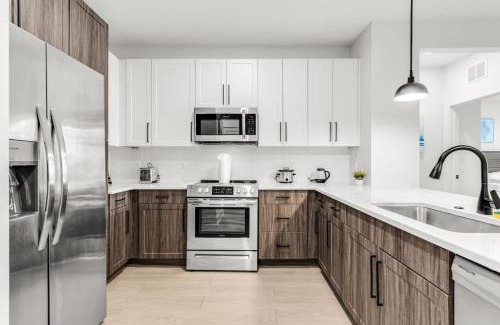 Ruskin Apartamento | Peaceful 2BR by the Bay Pool and Coastal Vibes