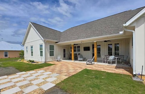 Kingsland Casa | Peaceful 3-bed, 3 bath house with AC in charming Kingsland